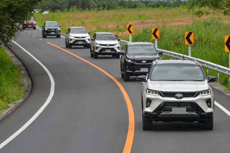 Giá xe Toyota Fortuner cập nhật tháng 8/2026 - 12