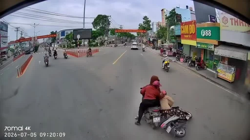 hai-xe-may-chuyen-huong-mac-vao-nhau-1783398314 Hai xe máy chuyển hướng mắc vào nhau