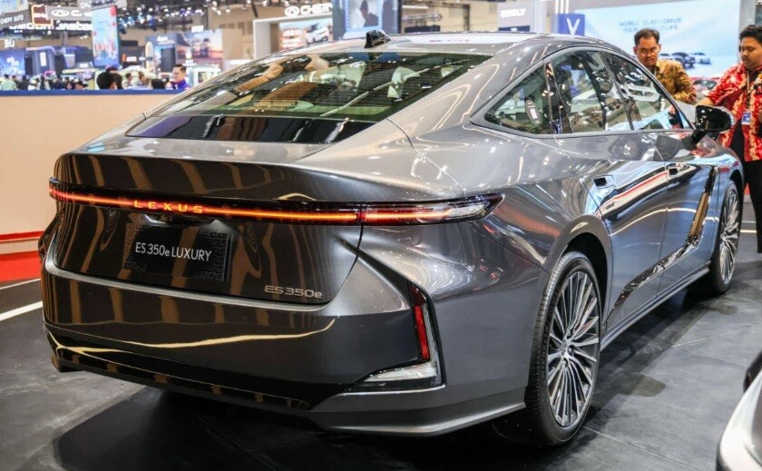 Lexus trình làng mẫu xe xe ES thế hệ mới và thêm bản thuần điện - 2