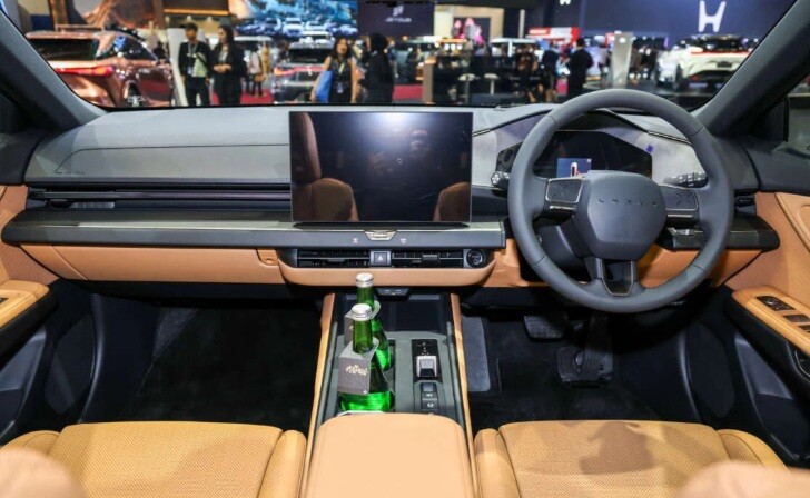 Khoang cabin của Lexus ES thế hệ thứ tám được thiết kế lại theo hướng hiện đại.