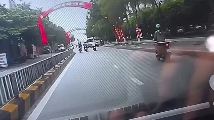 Lạng lách đánh võng, nam thanh niên đi xe máy lao vào xe buýt