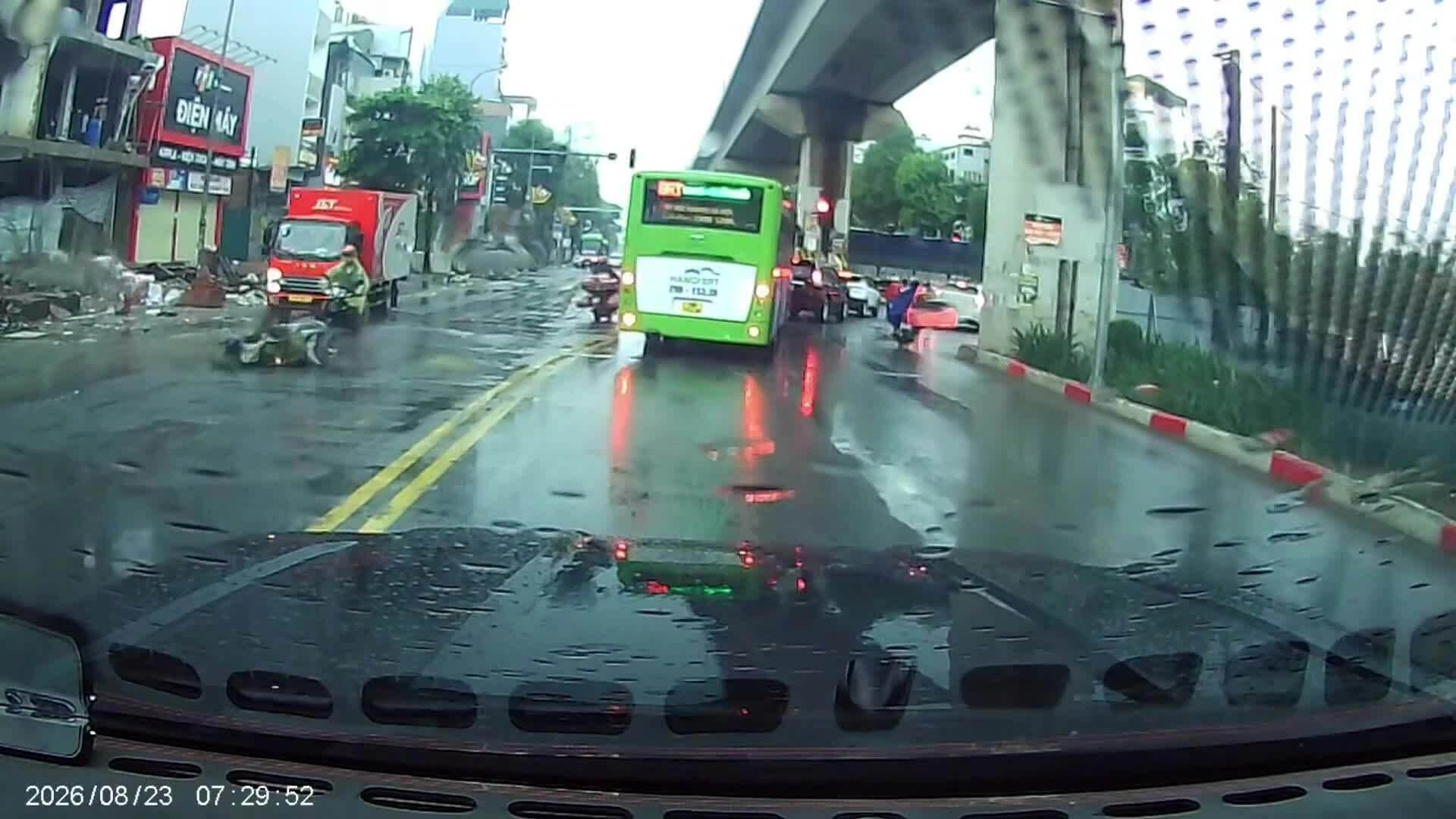 Lao qua vũng nước người đi xe máy ngã liên hoàn