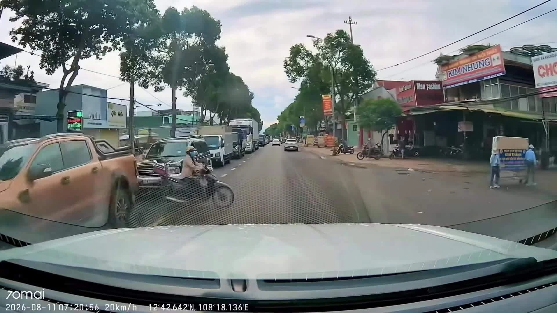 Len qua khe hẹp người phụ nữ đi xe máy bị ôtô đâm