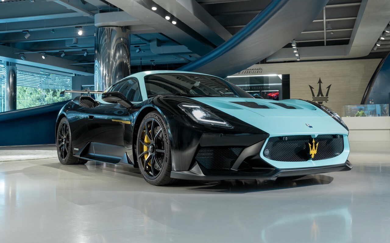 GT2 Stradale "Tribute to MC12" nổi bật với cách tân tinh tế từ lớp áo ngoại thất Leggenda.