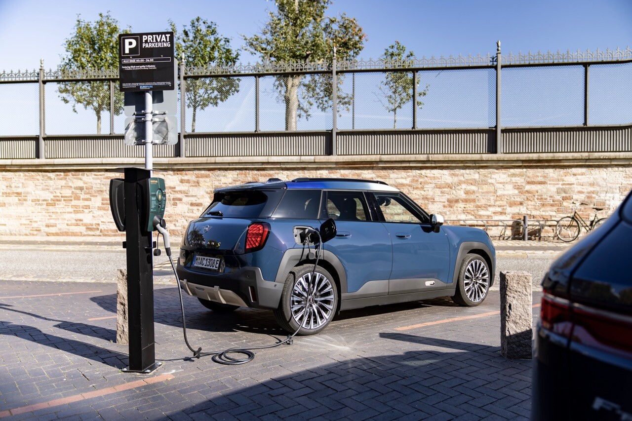 Bộ pin dung lượng pin khả dụng 49,2 kWh, phạm vi hoạt động đạt 406 km (theo tiêu chuẩn WLTP).