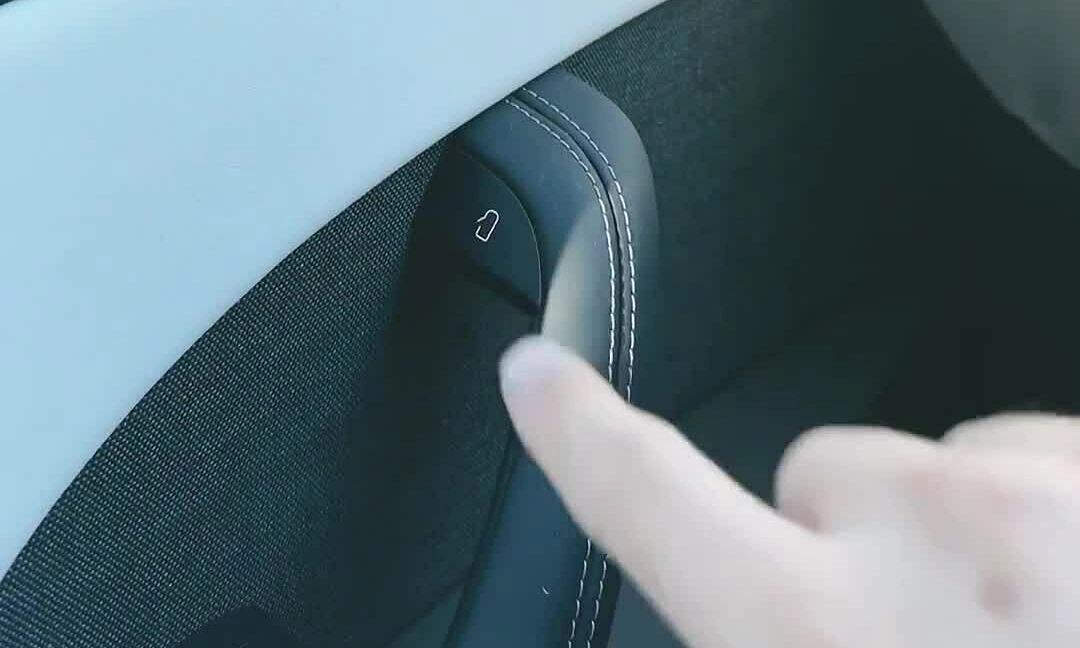 Mở cửa xe Tesla
