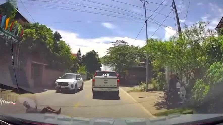 Người đi xe máy húc vào đuôi xe bán tải ngã ra đường
