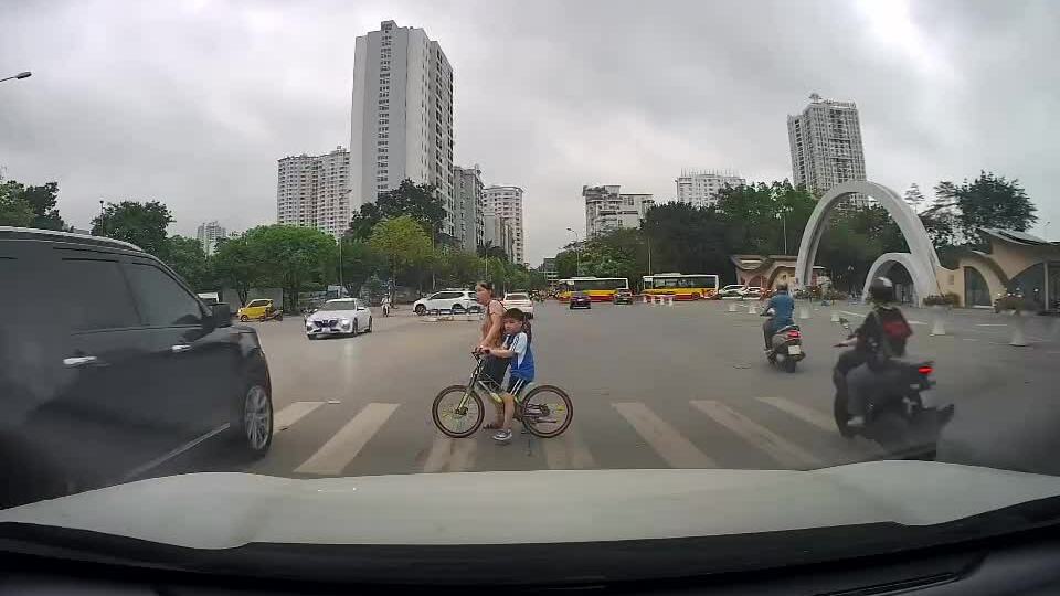 Nỗi khổ của người đi bộ tại Việt Nam