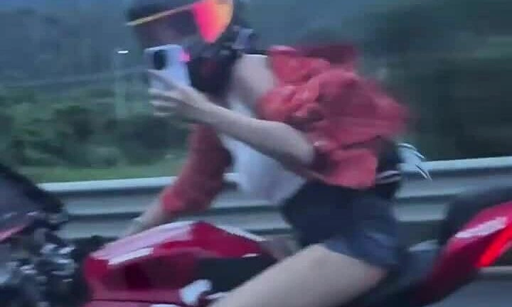 nu-biker-lai-moto-hon-200-kmh-mot-tay-dung-dien-thoai-1787815866 Nữ biker lái môtô hơn 200 km/h, một tay dùng điện thoại