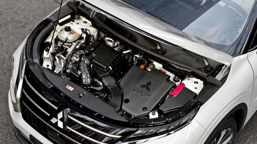 Xe trang bị hệ truyền động plug-in hybrid là sự kết hợp của động cơ MIVEC, dung tích 2.4L và hai mô-tơ điện.