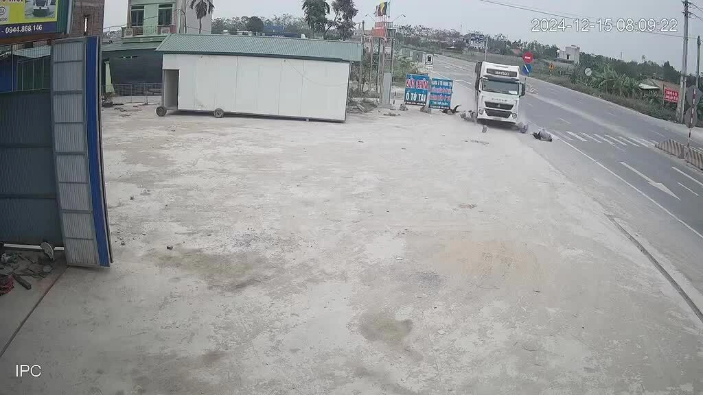oto-dam-bay-hai-xe-dap-1734315477 Ôtô đâm bay hai xe đạp