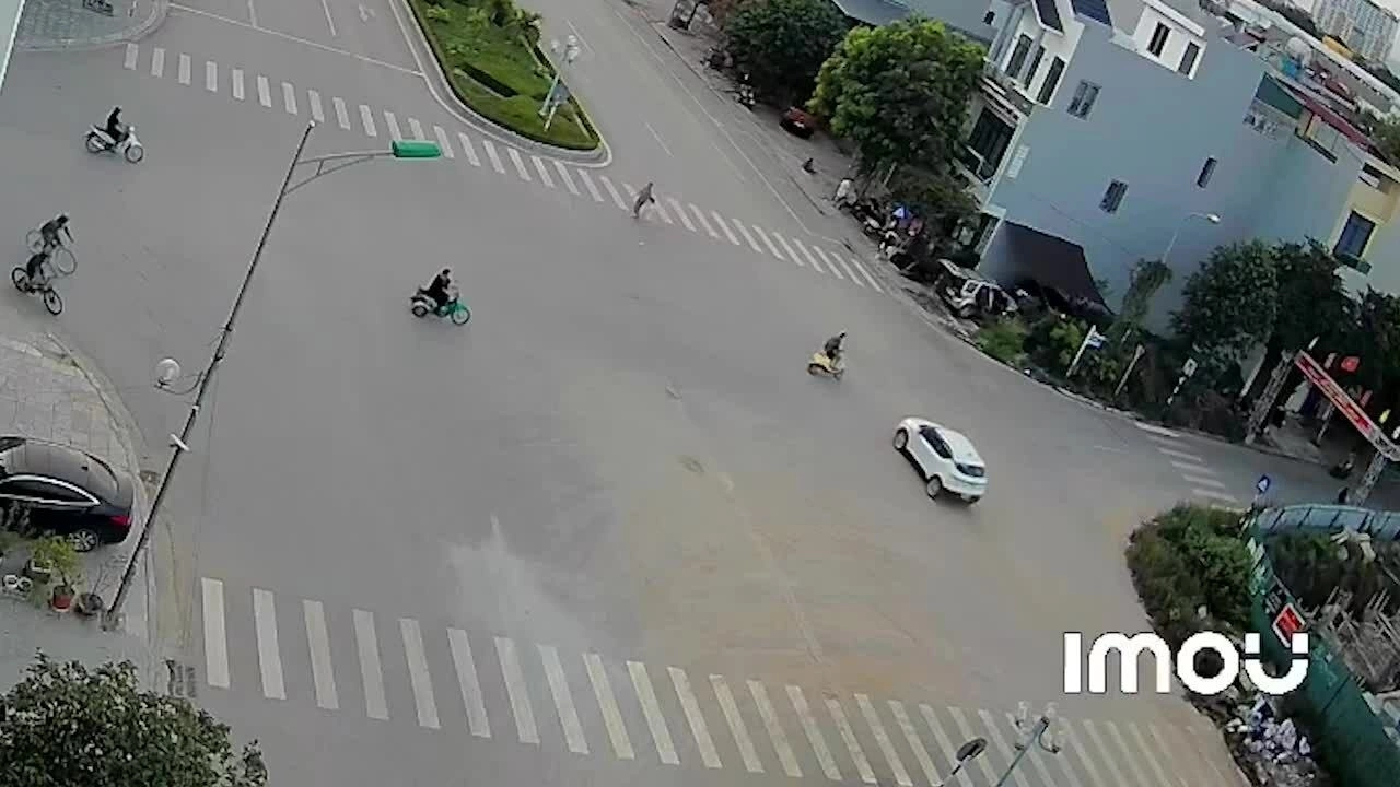 Ôtô đâm bay người đi xe máy tại ngã tư