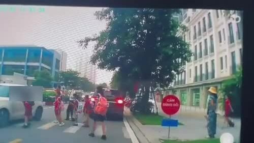 Ôtô lao nhanh xô một bé học sinh tại đường dành cho người đi bộ