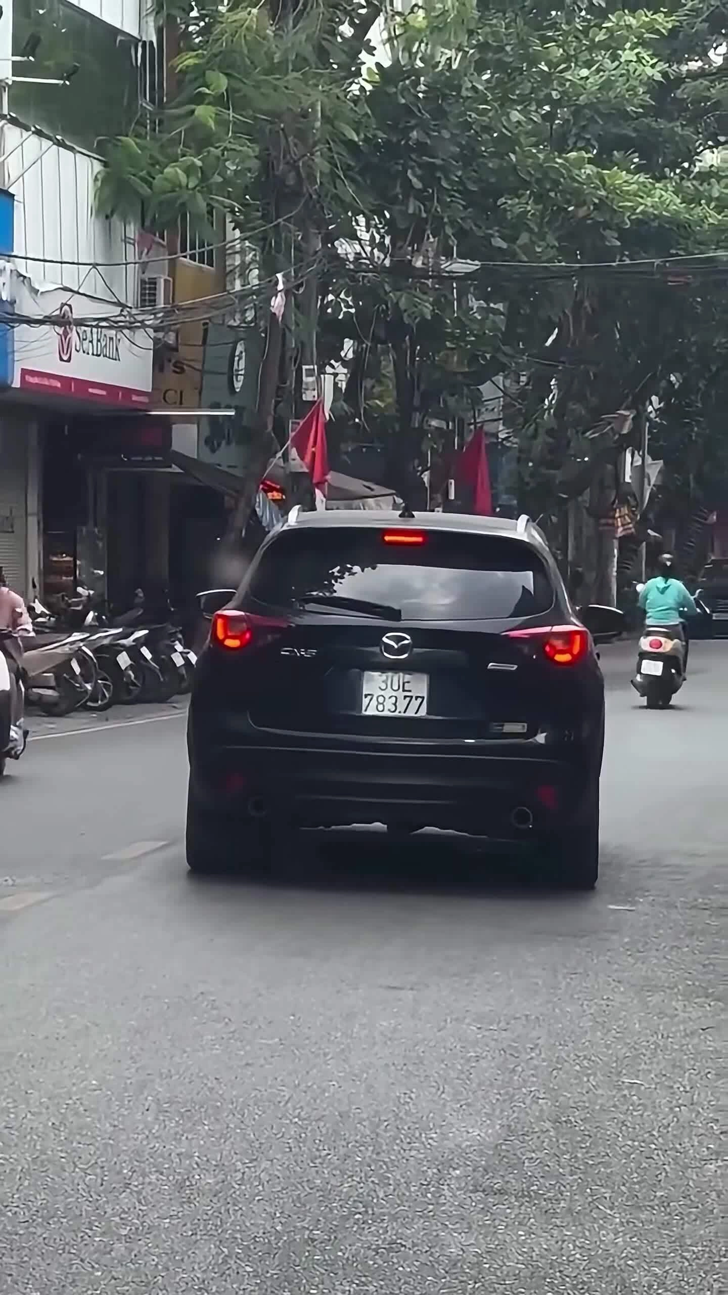 oto-ngang-nhien-dung-giua-duong-ngay-cang-pho-bien-1787195781 Ôtô ngang nhiên dừng giữa đường ngày càng phổ biến
