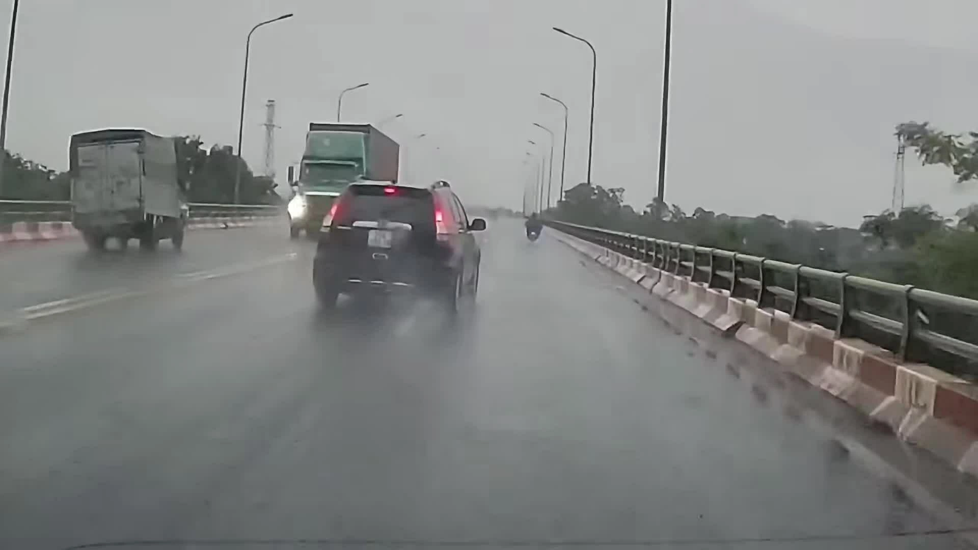 Ôtô tạt đầu khiến xe tải suýt đâm thẳng container