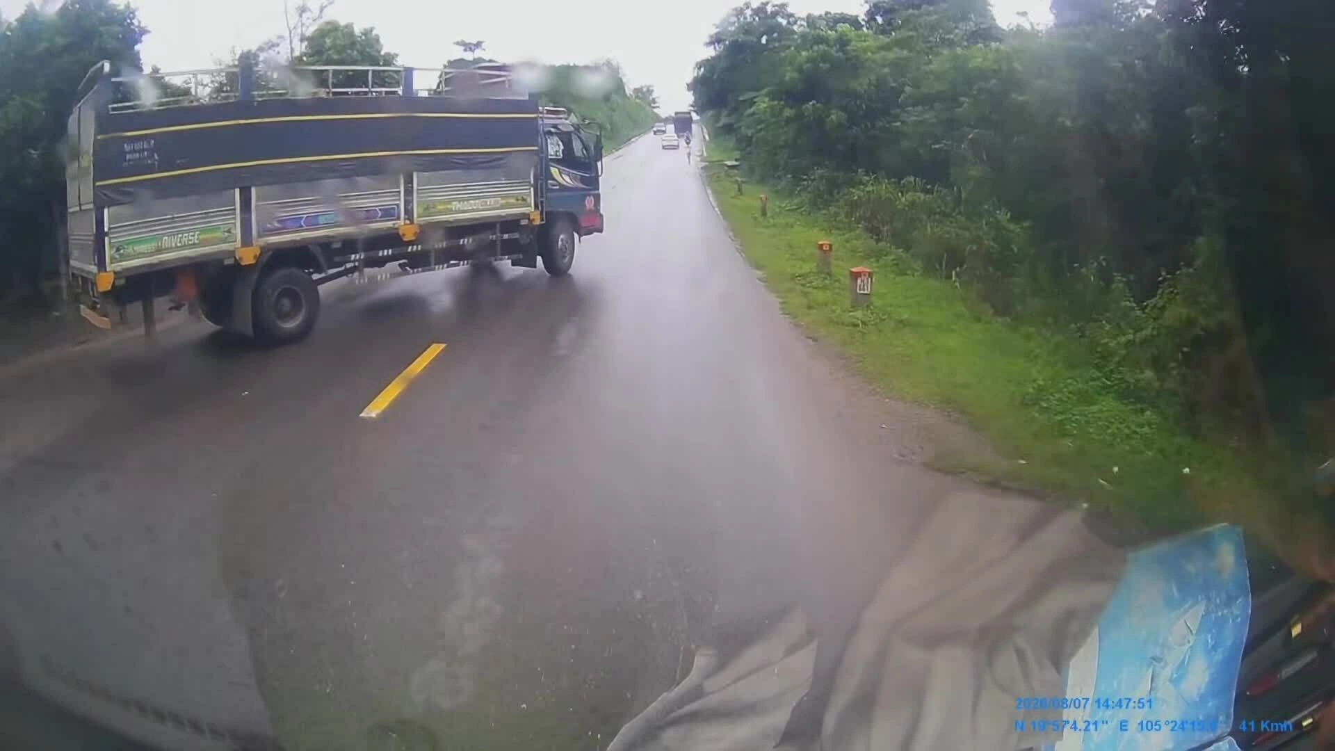 oto-tong-duoi-xe-tai-chom-nhap-lan-ai-sai-1786160246 Ôtô tông đuôi xe tải chớm nhập làn, ai sai?