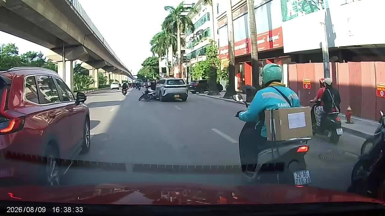 Ôtô xe máy vờn nhau trên đường