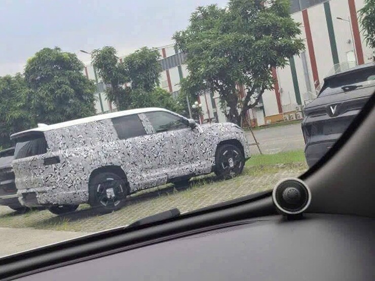 suv-bi-an-ngang-co-vf-9-bat-ngo-lo-dien-tai-nha-may-vinfast-1-1786886662-123-width740height555 Một chiếc SUV cỡ lớn xuất hiện cùng lớp ngụy trang trong khuôn viên nhà máy VinFast. Ảnh: FB