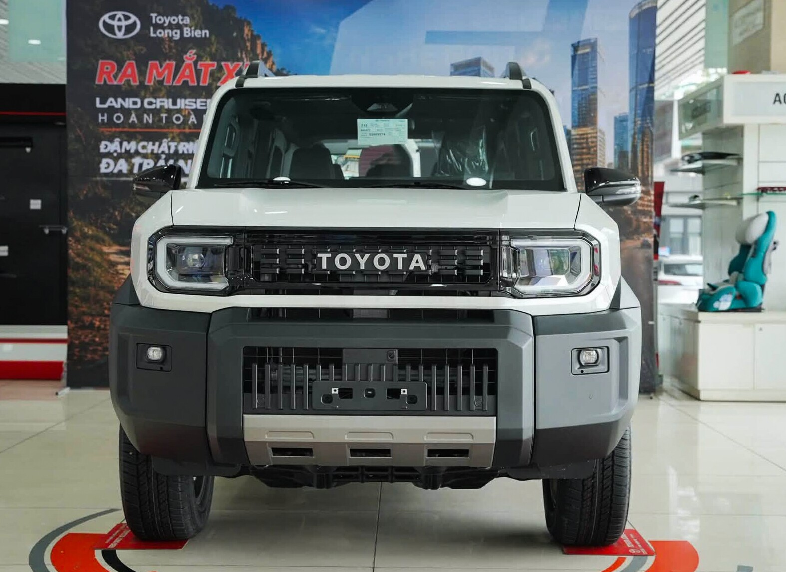 t-4-1785515671-996-width1574height1146 Land Cruiser FJ gây ấn tượng thị giác mạnh mẽ nhờ ngôn ngữ thiết kế "boxy" khối hộp góc cạnh.