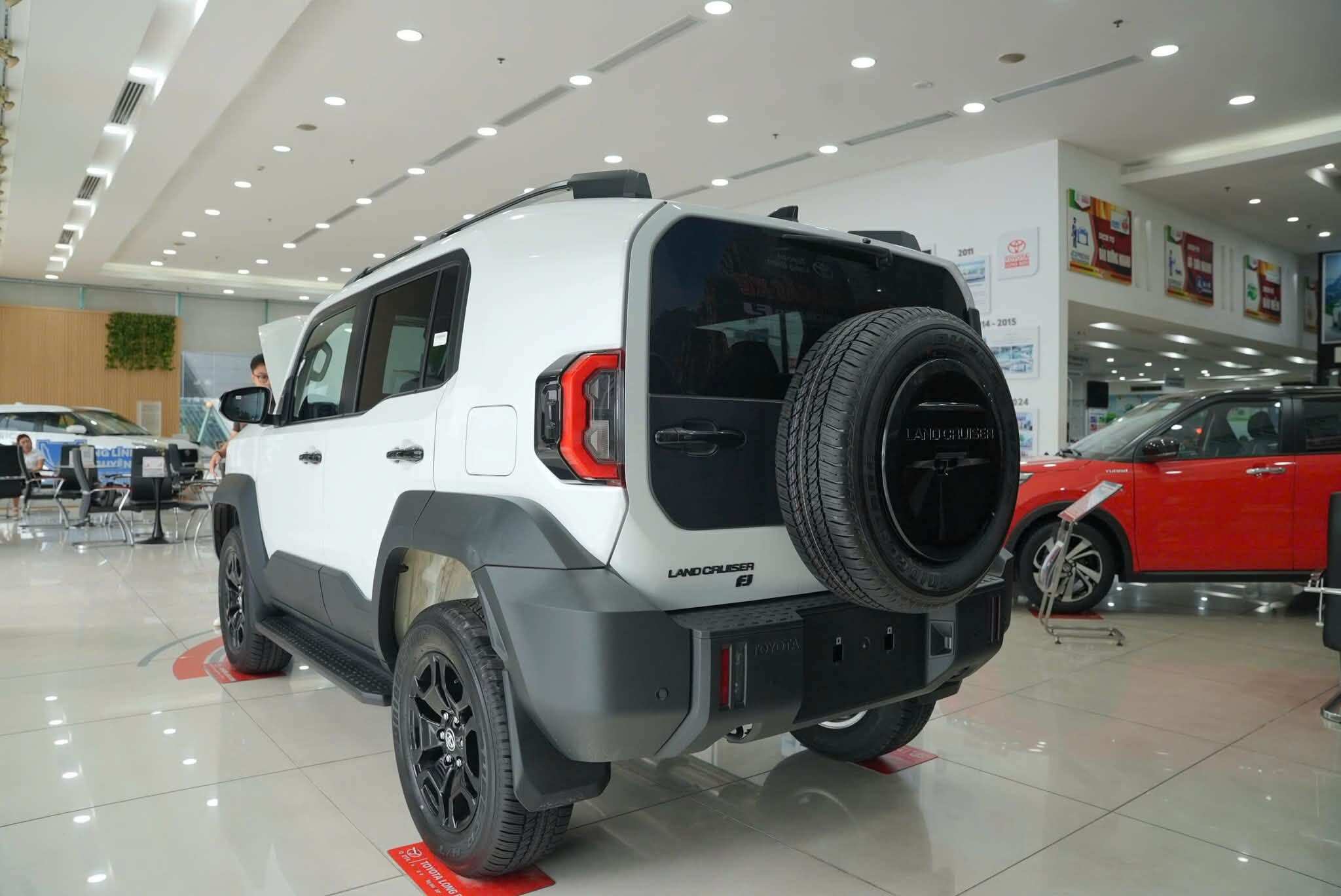 t-5-1785515644-175-width2048height1368 Land Cruiser FJ lại vươn cao tới 1.960 mm – nhỉnh hơn mẫu SUV cỡ D Fortuner tới 125 mm.