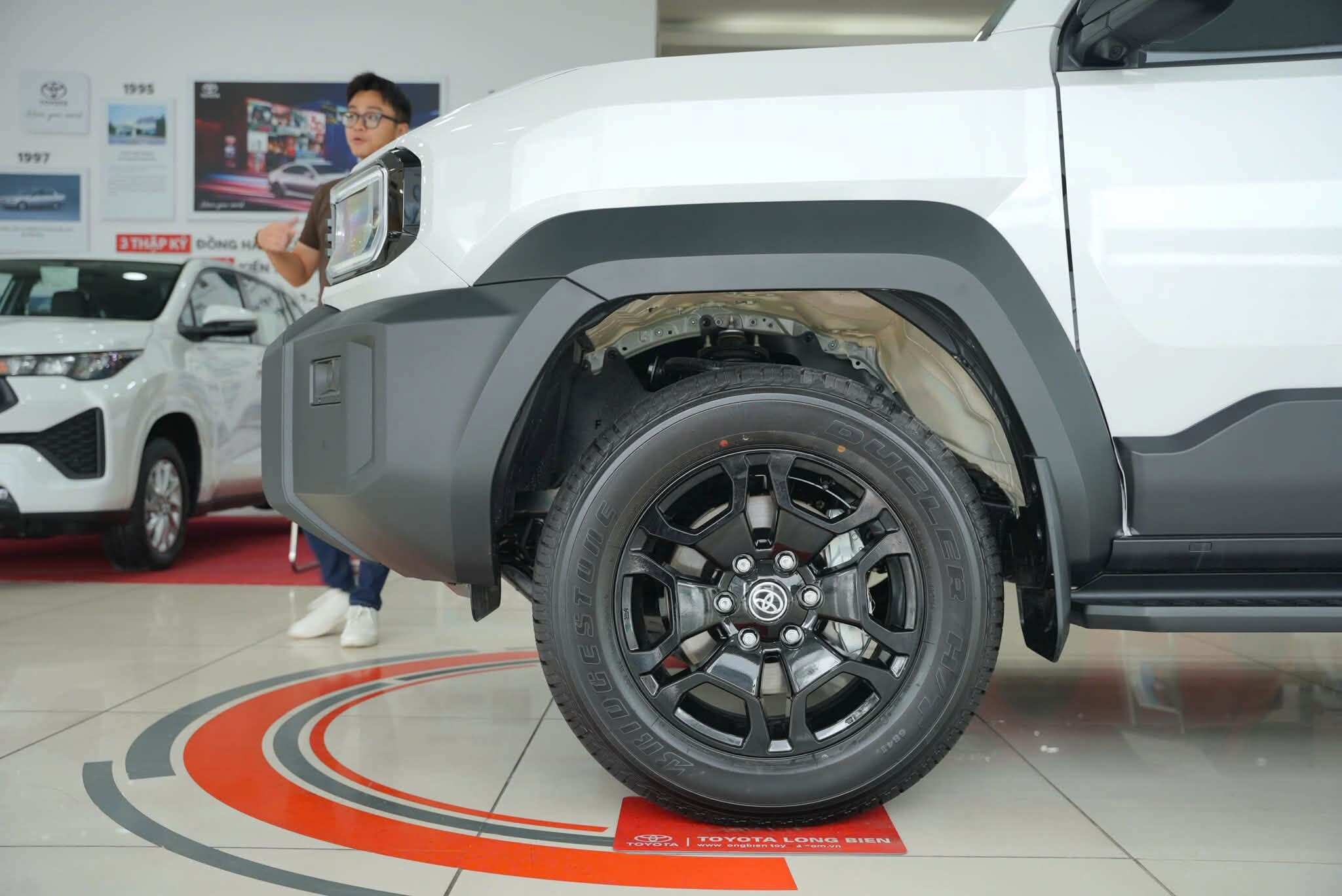 t-8-1785515681-722-width2048height1368 Xe đậm chất off-road càng lộ rõ qua vòm bánh xe ốp nhựa đen bản lớn.