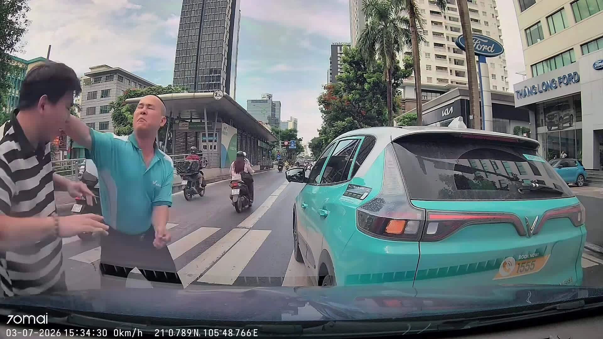 Taxi vượt xe xảy ra va chạm, tài xế chặn đầu xuống xe đánh người