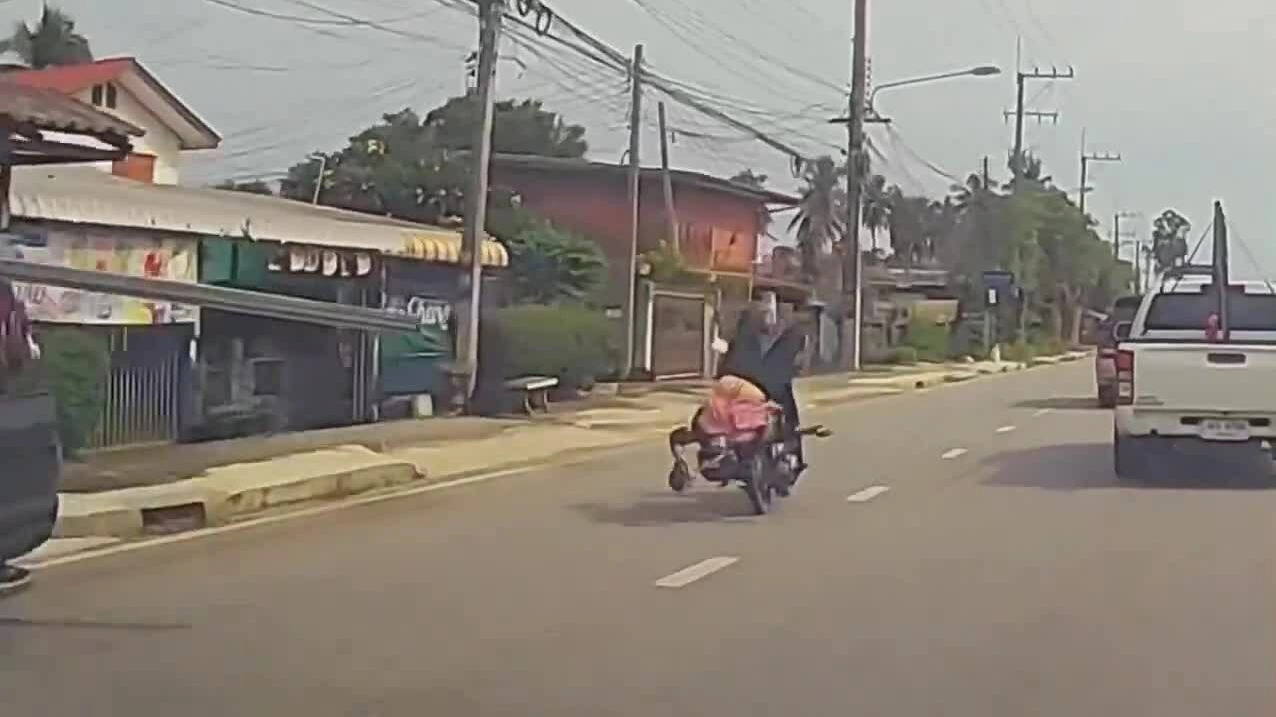 Thanh thép nhô ra sau xe bán tải đốn ngã người đi xe máy