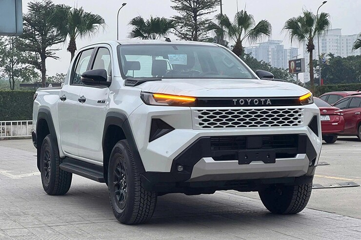 toyota-hilux-bat-ngo-giam-gia-manh-ban-pro-re-hon-ford-ranger-1-1787162118-390-width740height493 Toyota Hilux bất ngờ giảm giá mạnh, bản Pro rẻ hơn Ford Ranger - 1
