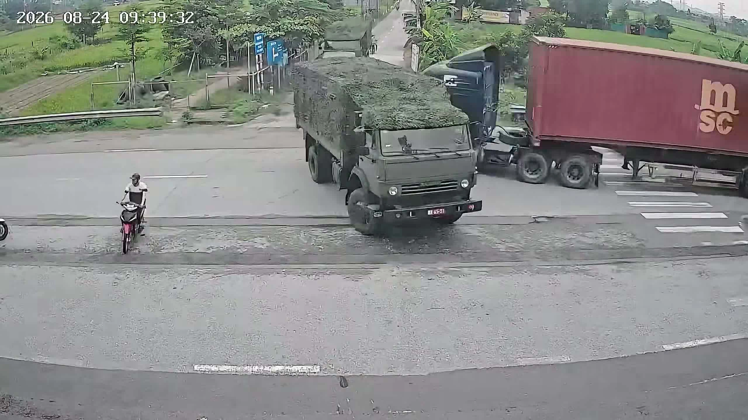 tranh-xe-quan-su-xe-container-lao-ra-le-duong-1787621370 Tránh xe quân sự, xe container lao ra lề đường