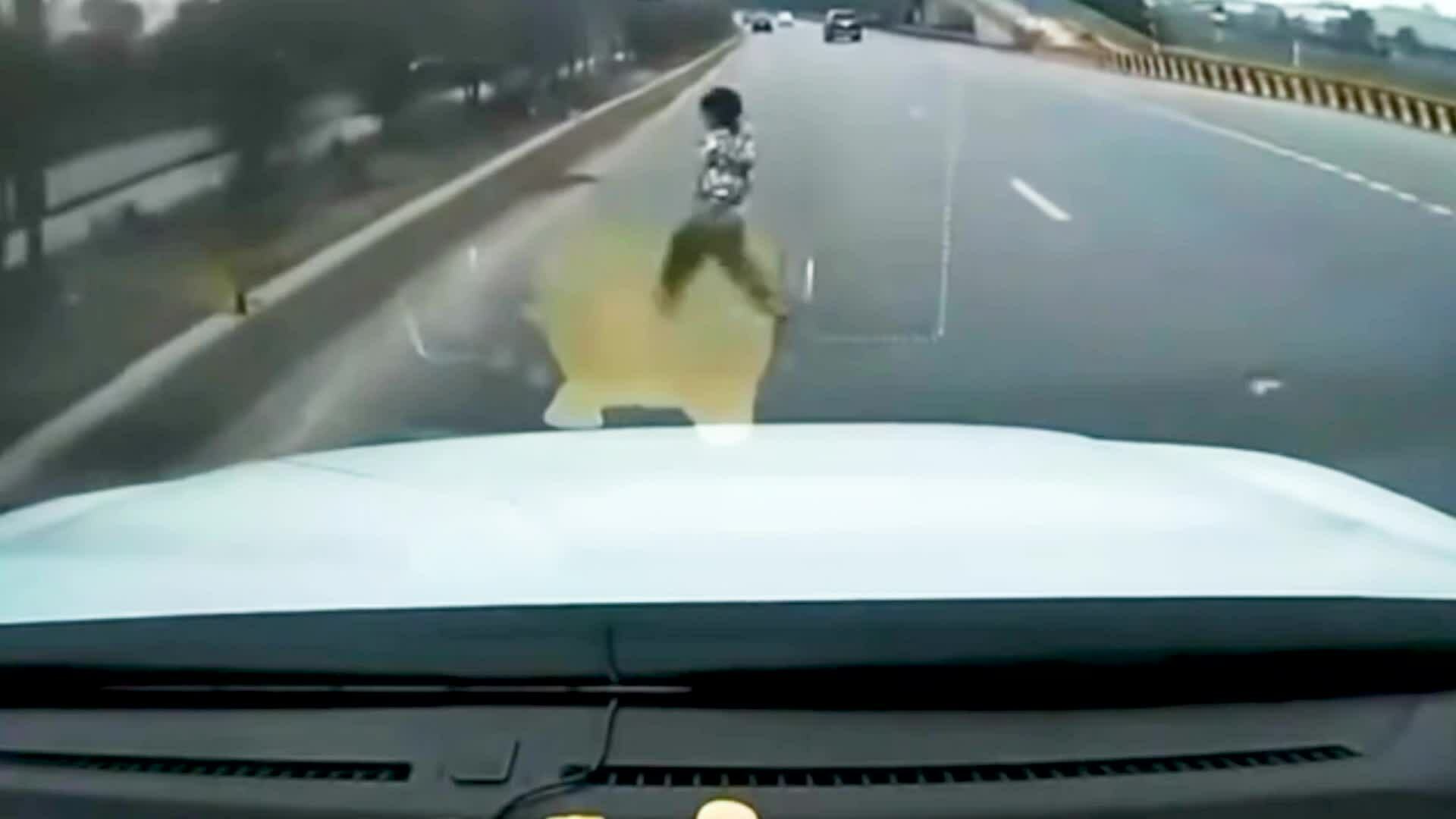 Tư vấn luật trẻ băng qua đường