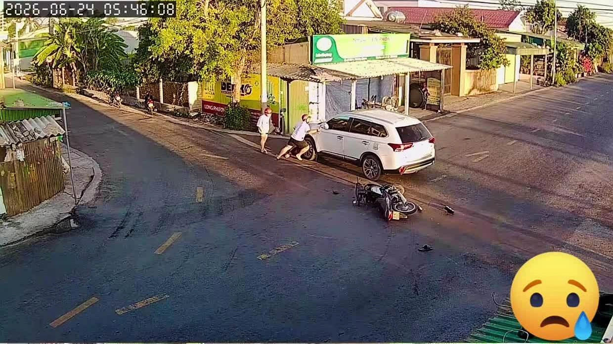 xe-may-cho-ba-lao-vao-hong-oto-o-nga-tu-1782295087 Xe máy chở ba lao vào hông ôtô ở ngã tư