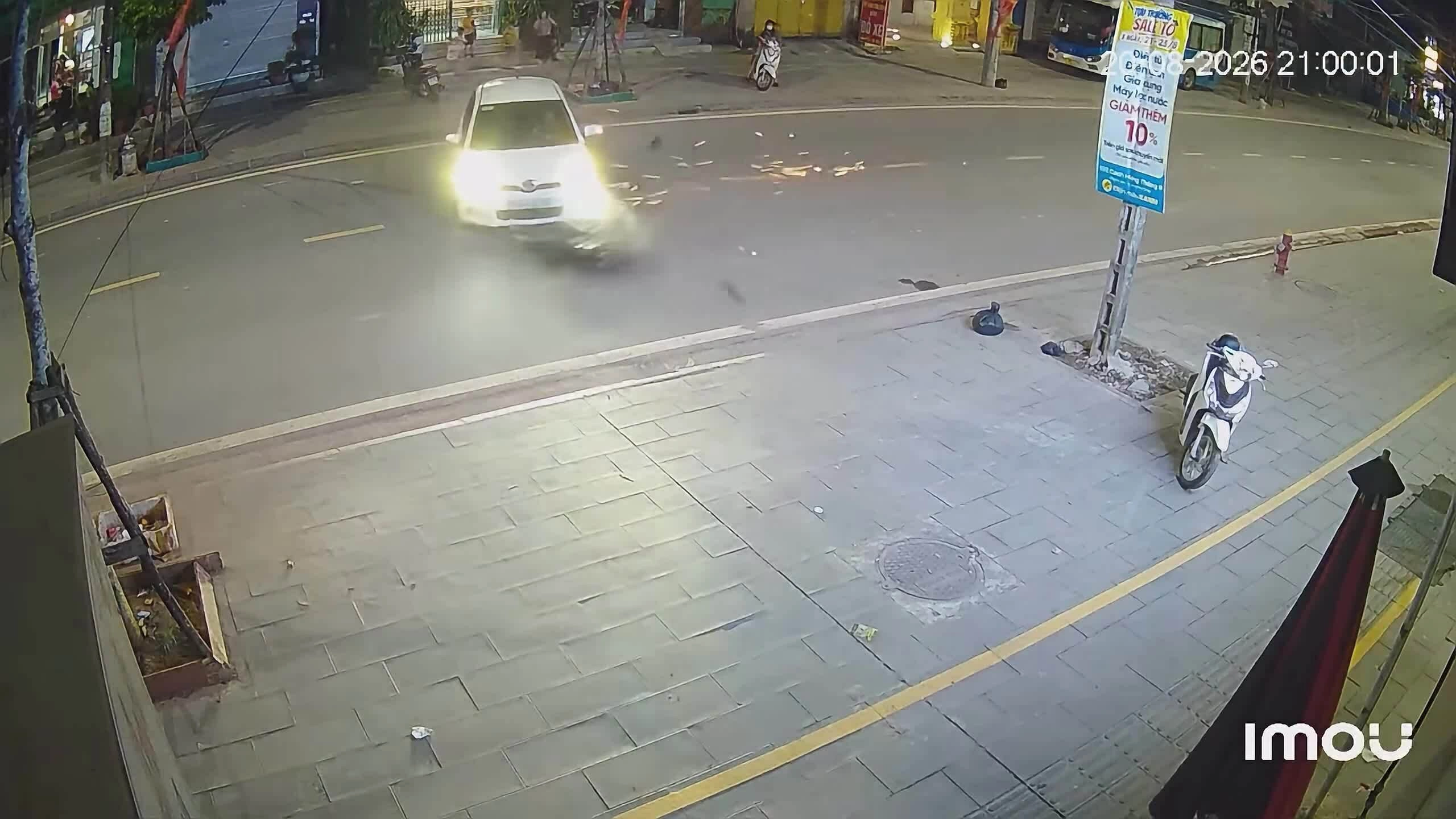 Xe máy đâm ngang hông ôtô đang quay đầu