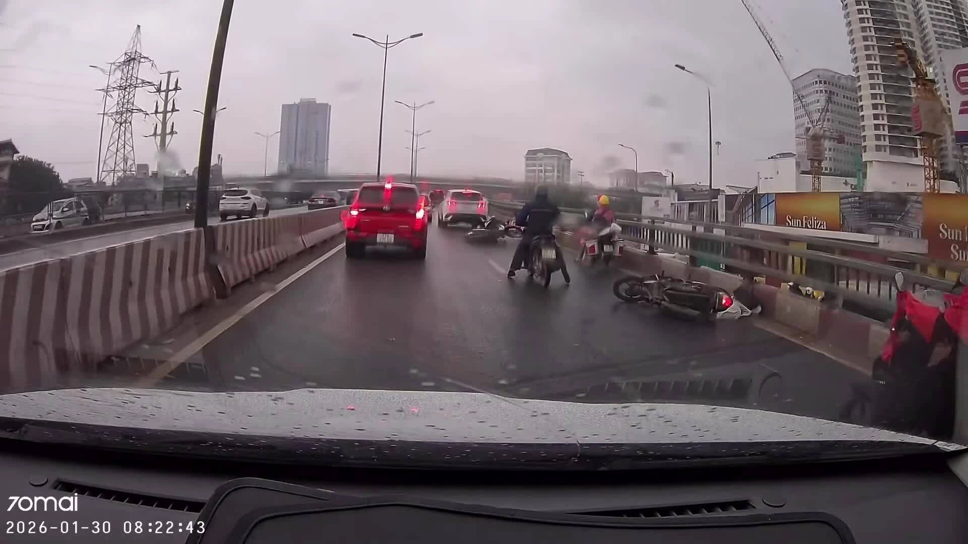 Xe máy ngã liên hoàn trên cầu vượt