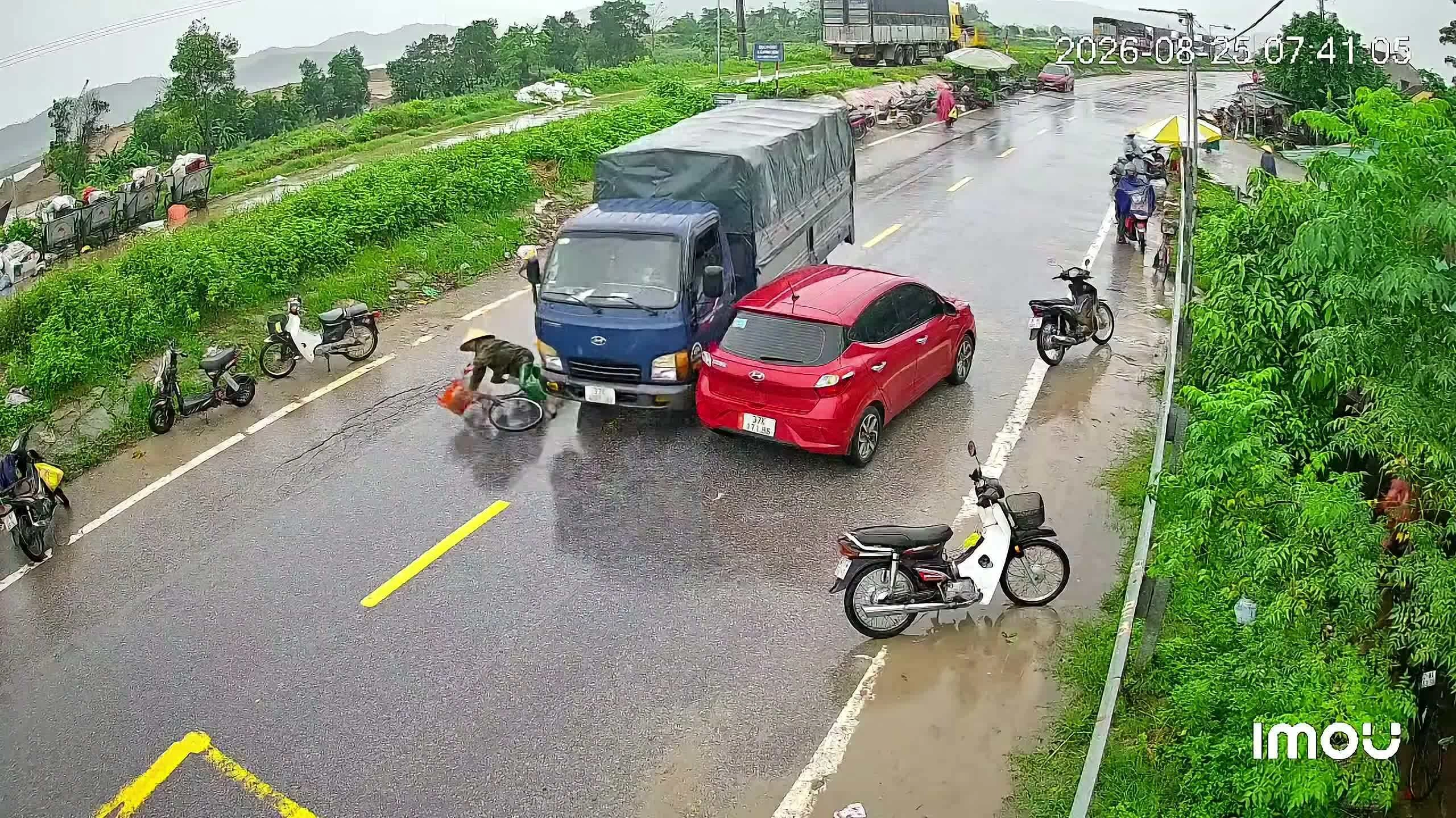 xe-tai-phong-nhanh-dam-nga-nguoi-phu-nu-lon-tuoi-1787793817 Xe tải phóng nhanh đâm ngã người phụ nữ lớn tuổi