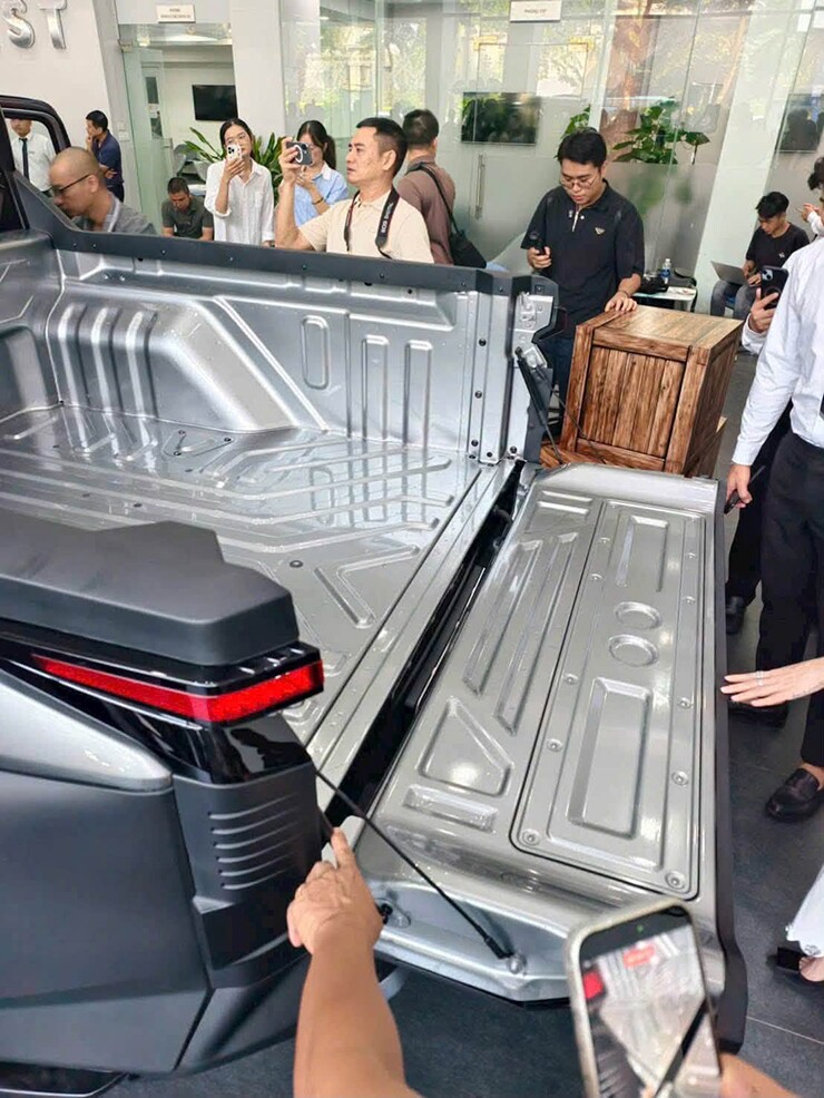 10-1790136995-780-width740height986 Ảnh thực tế bán tải điện VinFast VF Wild tại đại lý - 8