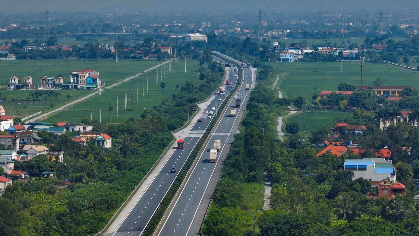 Một số đoạn tuyến cao tốc có 2 làn xe và 1 làn dừng khẩn cấp.