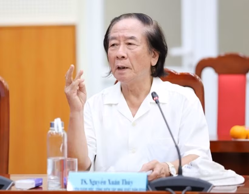 TS. Nguyễn Xuân Thủy cho rằng cần có lộ trình trong việc xử phạt hành vi không giữ khoảng cách an toàn và dành thời gian để tuyên truyền, nhắc nhở tài xế.