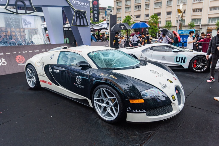 1789105972-37a50e7235-bugatti-veyron-1jpg-1359-width740height494 Chiếc siêu xe Bugatti Veyron 16.4 nổi tiếng của ông Đặng Lê Nguyên Vũ trưng bày tại Hành trình siêu xe quốc tế Gumball 3000 ở TP.HCM. Ảnh: Nguyễn Tiến Dũng