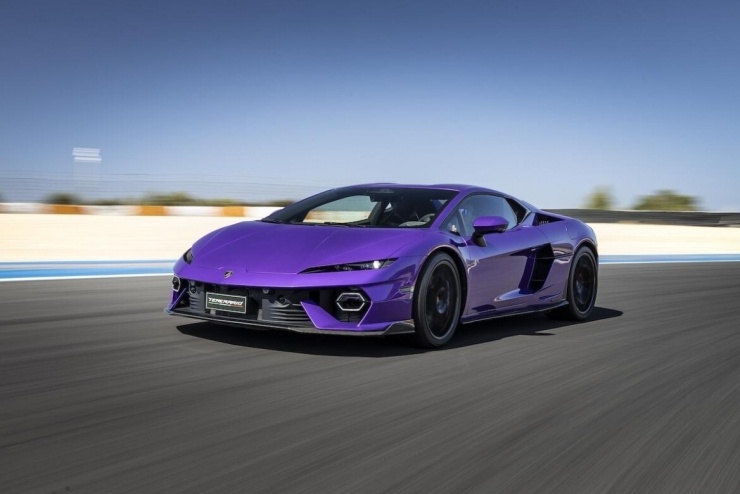 1789355321-f168ce843f-lamborghini_temerario_10-width740height494 Về thiết kế, Lamborghini Temerario mang phong cách góc cạnh, cắt xẻ mạnh mẽ, đèn chiếu sáng hình lục giác đặc trưng và các mảng thân xe đậm tính khí động học.