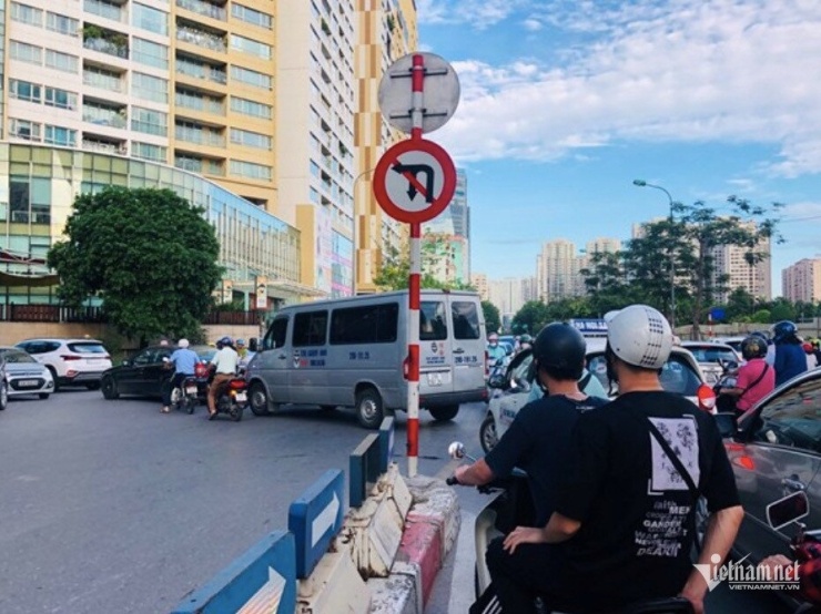Khi có biển P.124C, các phương tiện không được rẽ trái và quay đầu. Ảnh: Hoàng Hiệp
