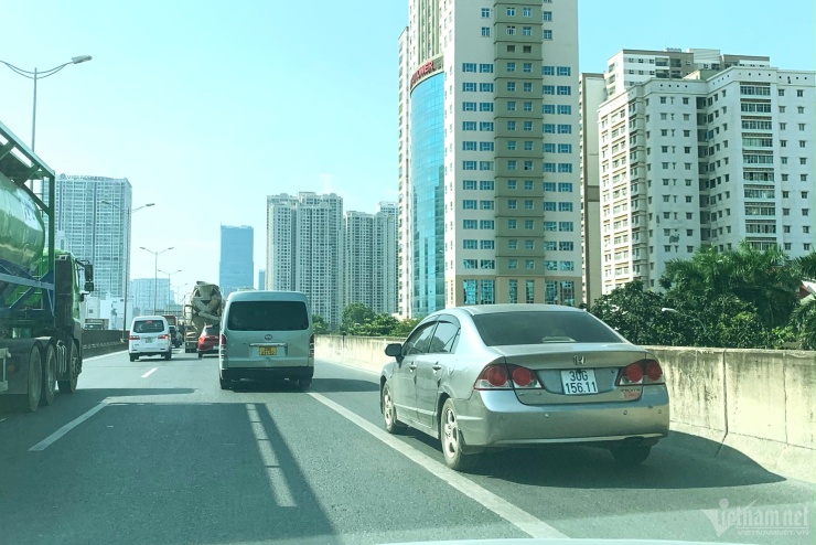 Nhiều tài xế vì những lý do khác nhau sẵn sàng di chuyển vào làn dừng khẩn cấp trên đường Vành đai 3 để thoát tắc. Ảnh: Hoàng Hiệp