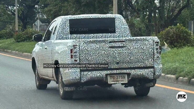 Toyota đưa nhiều mẫu xe đối thủ cũng như Hilux TRAVO vào đoàn thử nghiệm - Ảnh: Thankrit Satsue