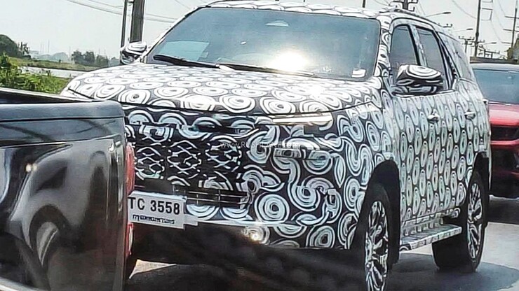Toyota Fortuner thế hệ mới chạy thử cùng lớp ngụy trang. Ảnh: Rushlane