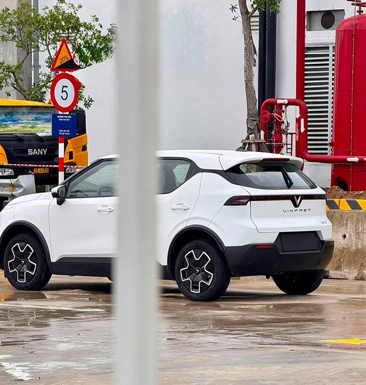 Một chiếc xe khác gắn logo VF 5 phía sau cũng được bắt gặp trong nhà máy trước đó. Ảnh: FB