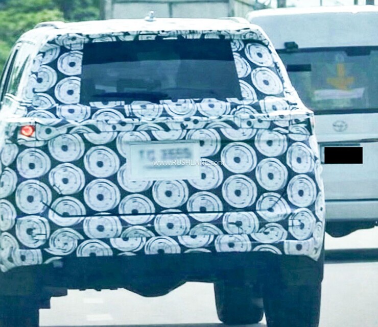 Toyota Fortuner thế hệ mới chạy thử cùng lớp ngụy trang. Ảnh: Rushlane