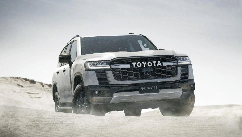 300-2-1790122175-472-width1025height582 Khả năng offroad đặc trưng vẫn được duy trì. Land Cruiser 300 Hybrid có khả năng lội nước sâu tối đa 700 mm.