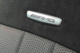 av-1786457085-250-width740height495 Mercedes-AMG bị khởi kiện hãng vì logo trên ghế quá nóng gây bỏng da
