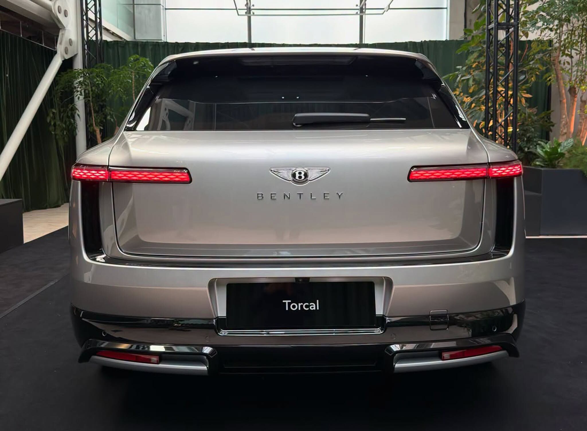 b-13-1790333211-508-width2048height1505 Bentley trình làng mẫu xe SUV điện siêu sang mới - 4