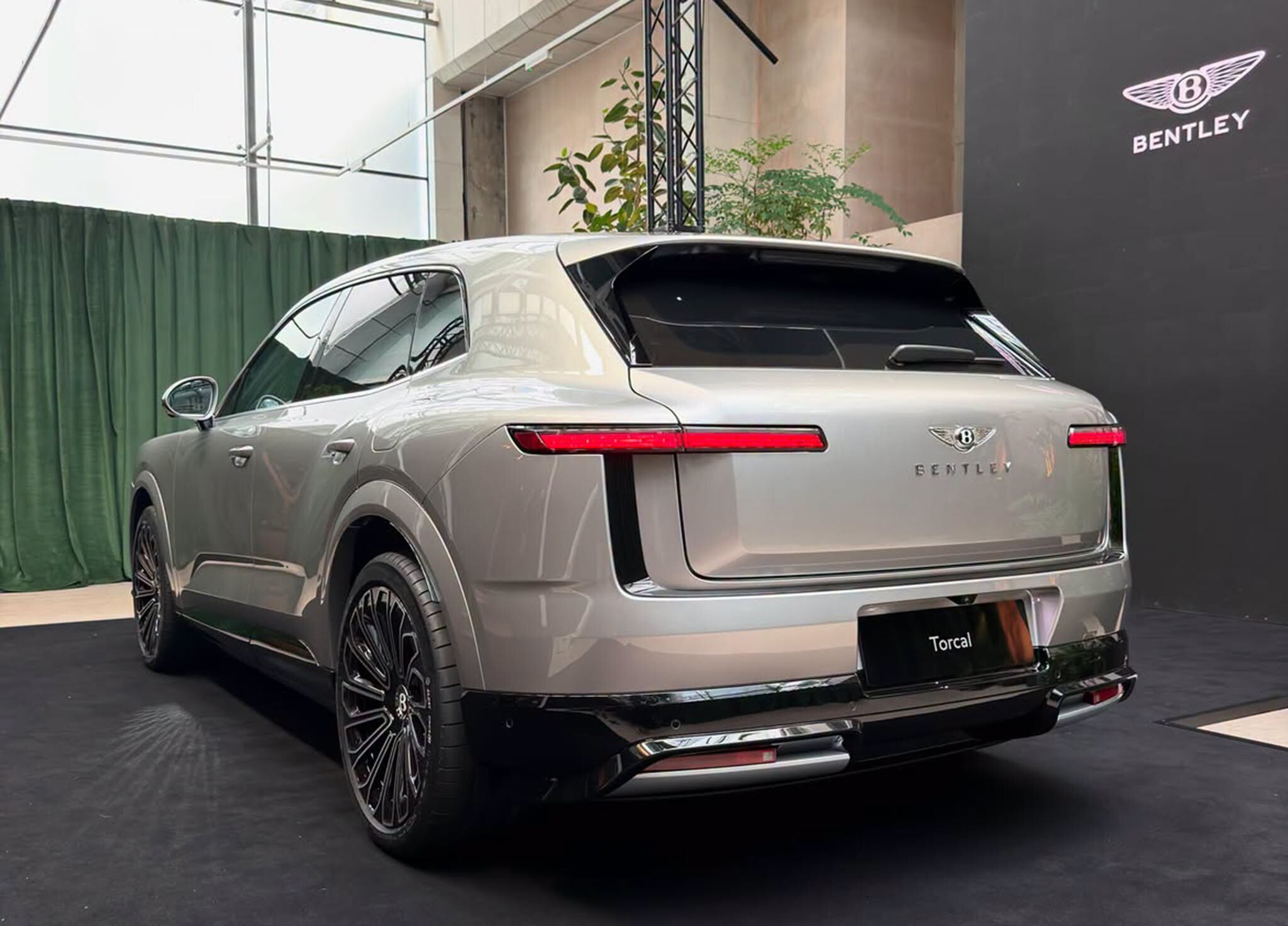 b-5-1790333193-294-width2048height1472 Bentley trình làng mẫu xe SUV điện siêu sang mới - 2
