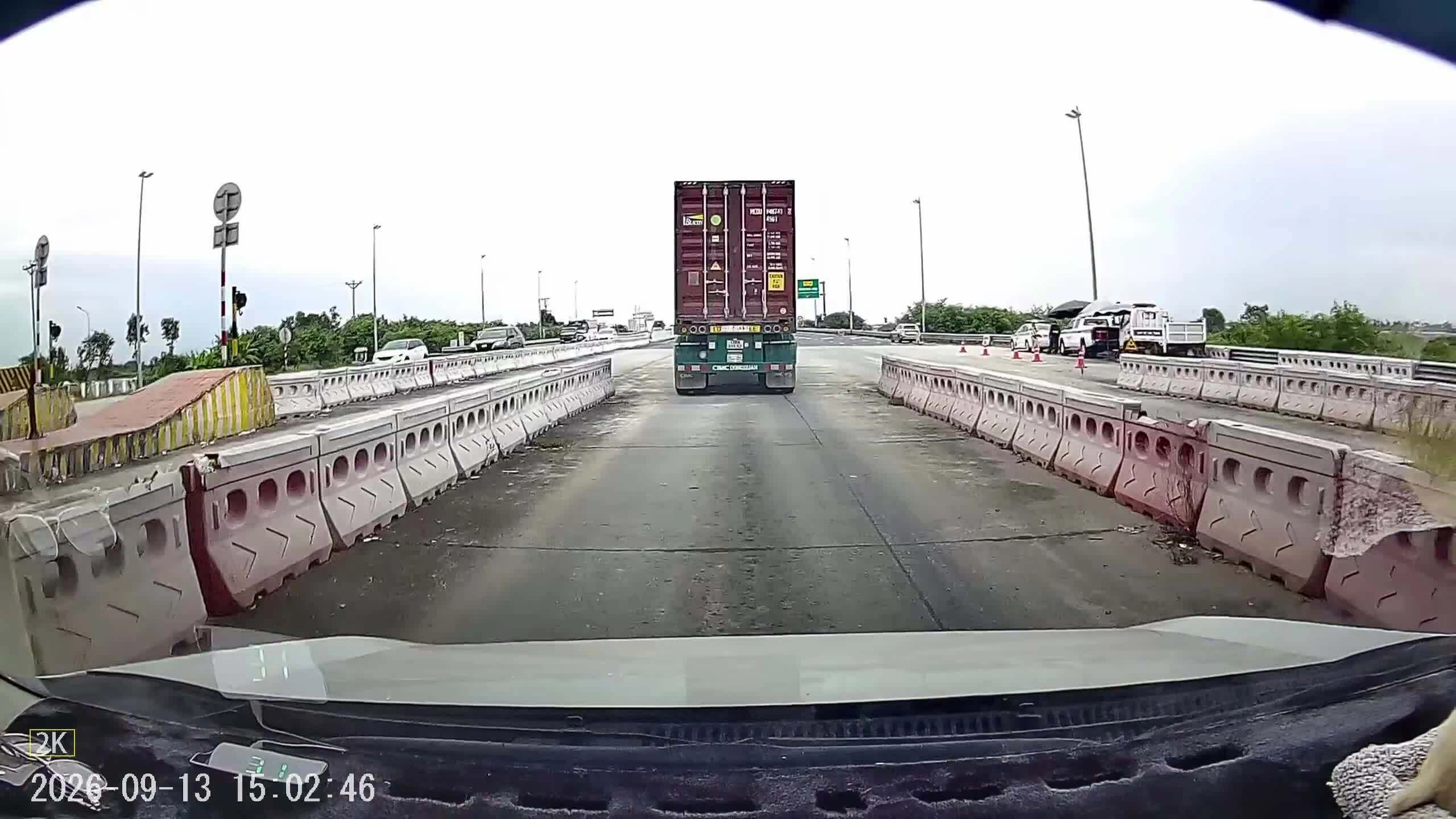 Barie trạm thu phí sập vào đầu ôtô